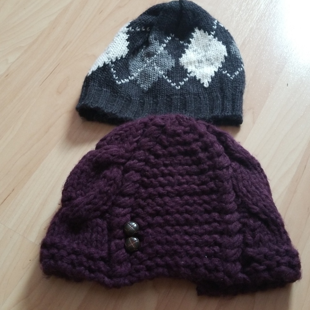 2 knit hats 💜🖤💜🖤